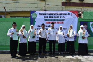 Guru MIN 1 Kebumen Berfoto dengan KASI PENMA Kemenag Kab Kebumen [tengah] 