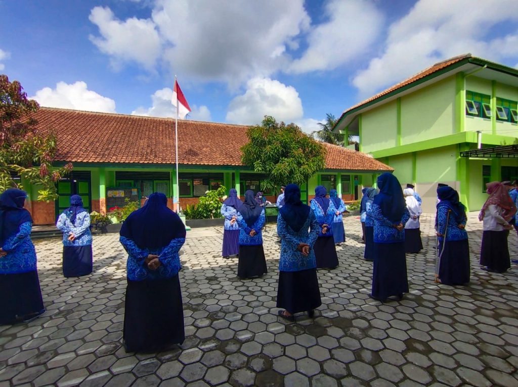 MI Negeri 1 Kebumen Memperingati Hari Pahlawan 2020