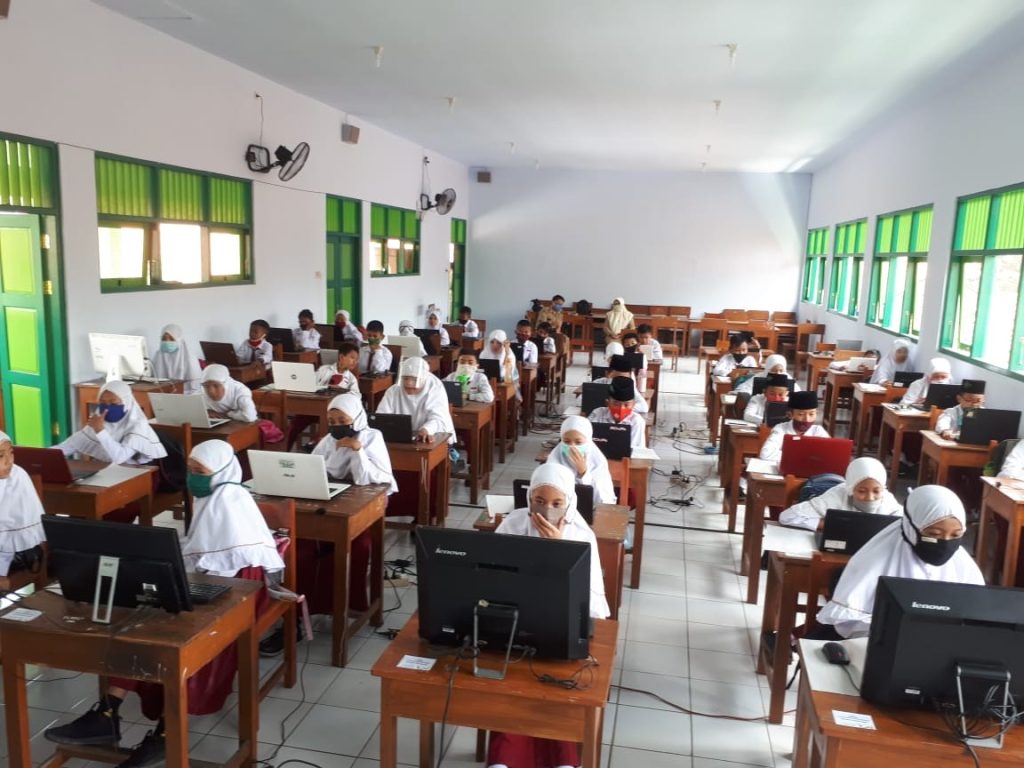 Pesera Didik MI Negeri 1 Kebumen Sedang Mengerjakan Soal Simulasi AKSI 2020