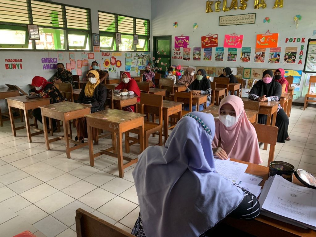 Suasana pengambilan hasil PTS di salah satu kelas